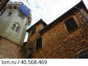 Herceg Novi, Montenegro, old town, Sat-kula tower, Sahat-kula, Tora, chapel tower or Clock tower 08.09.22 Tourists walk along the aisle under the city clock. Sunset, golden hour, summer evening. (2022 год). Редакционное фото, фотограф Юлия Петровская / Фотобанк Лори