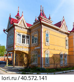 Старинный деревянный дом с жар-птицами и башенками, усадьба купца Желябо в Томске (2021 год). Стоковое фото, фотограф NataMint / Фотобанк Лори