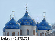 Dome St. George's monastery in Veliky Novgorod, orthodox Christian Church. The Orthodox religion of Russia. Monastery's oldest Church buildings in Russia in 1030 year. White Church with blue domes. (2012 год). Редакционное фото, фотограф Анна Кривицкая / Фотобанк Лори