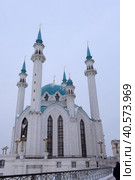People under the Qol Sharif mosque in Kazan Kremlin. It was built in 1996-2005 in memory of the legendary 16th century mosque (2018 год). Редакционное фото, фотограф Анна Кривицкая / Фотобанк Лори