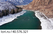 Горный Алтай зимой: хребет Айгулак, река Катунь. Вид с воздуха. Altai mountains in winter: Aigulak ridge, Katun River. Aerial view. Стоковое видео, видеограф Евгений Романов / Фотобанк Лори