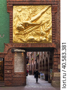 Бремен, Германия. Вход на улицу Böttcherstraße с барельефом Der Lichtbringer (2015 год). Редакционное фото, фотограф Михаил Марковский / Фотобанк Лори