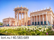 Павильон Узбекистан и цветы, ВДНХ, Москва (2023 год). Стоковое фото, фотограф Baturina Yuliya / Фотобанк Лори