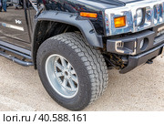 Колесо автомобиля Hummer с шиной на легкосплавном диске (2019 год). Редакционное фото, фотограф FotograFF / Фотобанк Лори