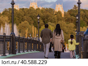 People walk on a summer evening in Tsaritsyno Park. Natural Museum-reserve "Tsaritsyno". Fountain in Tsaritsyno Park. (2023 год). Редакционное фото, фотограф Photojuli / Фотобанк Лори