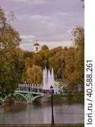 Light and music fountain on a summer evening. Natural Museum-reserve "Tsaritsyno". Fountain in Tsaritsyno Park. (2023 год). Редакционное фото, фотограф Photojuli / Фотобанк Лори