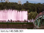 Light and music fountain on a summer evening. Natural Museum-reserve "Tsaritsyno". Colorful fountain in Tsaritsyno Park at night. (2023 год). Редакционное фото, фотограф Photojuli / Фотобанк Лори