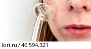 The girl does the darsonvalization procedure for the face. Стоковое фото, фотограф Igor Skripachev / Фотобанк Лори