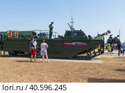Средняя Ахтуба, Волгоградская область, Россия. Военный буксирно-моторный катер БМК-15 для строительства понтонных мостов, переправа техники через реки. (2021 год). Редакционное фото, фотограф Андрей Цыганков / Фотобанк Лори