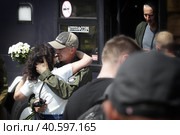Девушка встречает военного вернувшегося с Донецка (2023 год). Редакционное фото, фотограф Дмитрий Неумоин / Фотобанк Лори