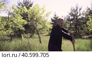 adult tai Chi master demonstrates kung fu skills with a stick. Стоковое видео, видеограф Денис Кебедов / Фотобанк Лори