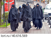 Unidentified Turkish women in traditional Islamic clothing on the streets of the city (2018 год). Редакционное фото, фотограф Анна Кривицкая / Фотобанк Лори
