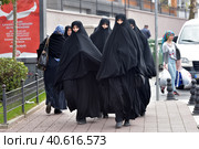 Unidentified Turkish women in traditional Islamic clothing on the streets of the city (2018 год). Редакционное фото, фотограф Анна Кривицкая / Фотобанк Лори