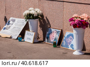 The place on the Bolshoy Moskvoretsky Bridge where the politician Boris Nemtsov was killed. The place of memory of the deceased politician. (2023 год). Редакционное фото, фотограф Photojuli / Фотобанк Лори
