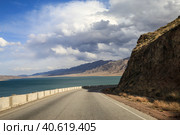 Дорога вдоль Орто-Токойского водохранилища, Кыргызстан (2023 год). Стоковое фото, фотограф Римма Тельнова / Фотобанк Лори