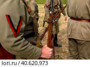 Солдаты в форме Корниловского ударного полка (Добровольческая армия) царской армии времен Первой мировой войны во время построения на фестивале "Времена и эпохи" в городе Москве, Россия (2023 год). Редакционное фото, фотограф Николай Винокуров / Фотобанк Лори