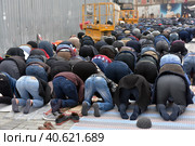 Muslim performing Friday prayers on the streets of Istanbul (2018 год). Редакционное фото, фотограф Анна Кривицкая / Фотобанк Лори