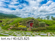 Hobbit door of hobbit hole in Hobbiton (2018 год). Редакционное фото, фотограф Анна Кривицкая / Фотобанк Лори