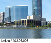 Вид городской набережной, драмтеатр, гостиница Hyatt Regency Ekaterinburg, 52-этажный небоскреб - башня "Исеть" высотой 212,8 метра,. Екатеринбург, Россия. (2023 год) Редакционное фото, фотограф Сергей Елизарьев / Фотобанк Лори