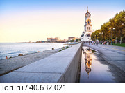Храм Петра и Февронии и отражение, Черное море на закате, набережная Адмирала Серебрякова, Краснодарский край, Новороссийск (2022 год). Стоковое фото, фотограф Baturina Yuliya / Фотобанк Лори