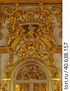 Gold stucco on the walls of the palace (2012 год). Редакционное фото, фотограф Анна Кривицкая / Фотобанк Лори