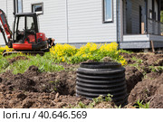 Монтаж дренажного пластикового колодца. Стоковое фото, фотограф Кекяляйнен Андрей / Фотобанк Лори