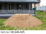 Куча песка перед домом на дачном участке. Стоковое фото, фотограф Кекяляйнен Андрей / Фотобанк Лори