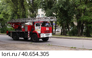 Пожарный автомобиль с лестницей мчится на вызов.  Липецк. Стоковое фото, фотограф Евгений Будюкин / Фотобанк Лори