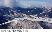 Горный Алтай зимой: Катунский хребет. Вид с воздуха. Altai mountains in winter: Katunsky ridge. Aerial view. Стоковое видео, видеограф Евгений Романов / Фотобанк Лори