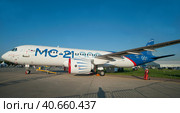 Российский пассажирский новый самолет МС-21-300 бортовой номер 73051 с собственным именем "Яковлев" на Международном авиационно-космическом салоне МАКС-2019 в Жуковском, Россия, вид слева. Редакционное фото, фотограф Малышев Андрей / Фотобанк Лори