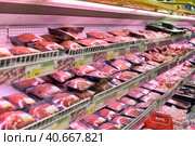 Vacuum-packed fresh meat in a supermarket for sale (2015 год). Редакционное фото, фотограф Анна Кривицкая / Фотобанк Лори