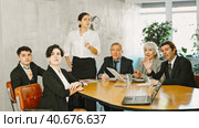 Businesswoman holding meeting for senior managers in the meeting room. Стоковое видео, видеограф Яков Филимонов / Фотобанк Лори