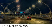 Cars at night on a high-speed road (2020 год). Редакционное фото, фотограф Анна Кривицкая / Фотобанк Лори