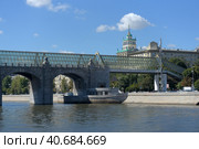 View of Bogdan Khmelnitskiy bridge in spring rainy day (2018 год). Редакционное фото, фотограф Анна Кривицкая / Фотобанк Лори