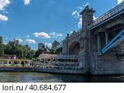 View of Bogdan Khmelnitskiy bridge in spring rainy day (2018 год). Редакционное фото, фотограф Анна Кривицкая / Фотобанк Лори