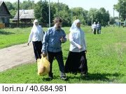 Жители деревни Потеряевка Алтайского края в праздничный день (2022 год). Редакционное фото, фотограф Free Wind / Фотобанк Лори