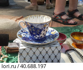 Porcelain cups at the flea market (2019 год). Редакционное фото, фотограф Анна Кривицкая / Фотобанк Лори