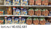 Christmas gift wrapping with sweets in the supermarket (2018 год). Редакционное фото, фотограф Анна Кривицкая / Фотобанк Лори
