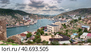 Крымский полуостров, бухта Балаклава, Горный ландшафт, морская пристань, курортная зона (2018 год). Редакционное фото, фотограф виктор химич / Фотобанк Лори