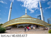 Группа туристов у мечети "Сердце матери". Аргун, Чеченская Республика (2023 год). Редакционное фото, фотограф Анна Карасева / Фотобанк Лори