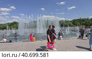 В летний день в Парке Царицыно вдоль фонтана гуляют люди (2023 год). Редакционное видео, видеограф Сергей Никифоров-Гордеев / Фотобанк Лори
