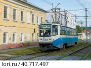 Трамвай модели  71-608КМ (КТМ-8) на городской улице июньским утром. Коломна (2023 год). Редакционное фото, фотограф Виктор Карасев / Фотобанк Лори