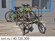 Moscow, Russia - Sept 8. 2021. Unorganized bicycle parking on steps in front of the building in Zelenograd (2000 год). Редакционное фото, фотограф Володина Ольга / Фотобанк Лори