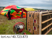Подготовка аэростата (воздушного шара с корзиной) к взлету (2022 год). Редакционное фото, фотограф Pukhov K / Фотобанк Лори