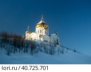 Белогорский Свято-Николаевский монастырь Кунгурский район. Пермский Край. The majestic building of the temple rises on a mountain above the snow and trees against the backdrop of a blue sky. Belogorsk Nikolaevsky Monastery. Russia. Winter landscape. (2021 год). Редакционное фото, фотограф Бузмакова Светлана / Фотобанк Лори