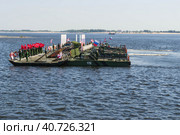 Волгоград, Центральная набережная, Россия. Паром, буксируемый военными катерами БМК-15 приближается к порту, после перехода длиной 5000км по рекам России, на реке Волга. (2021 год). Редакционное фото, фотограф Андрей Цыганков / Фотобанк Лори