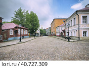 Крутицкое подворье. Вид центральной площади. Фактурная брусчатка. Krutitsky farmstead; iew of the central square. Textured paving stones. (2023 год). Редакционное фото, фотограф Сергей Никифоров-Гордеев / Фотобанк Лори