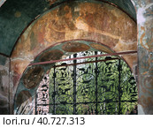 Крутицкое подворье. Остатки церковной росписи над кованными воротами. Krutitsky farmstead. The remains of the church painting above the wrought-iron gate. (2023 год). Редакционное фото, фотограф Сергей Никифоров-Гордеев / Фотобанк Лори