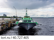 Катер на подводных крыльях "Метеор" в порту Петрозаводска. Вид спереди. (2023 год). Редакционное фото, фотограф Свитич Олег / Фотобанк Лори