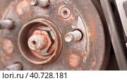 old rusty brake disc close-up. a rusty hub of a car wheel. Стоковое видео, видеограф Андрей Знаменский / Фотобанк Лори